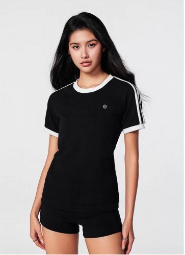 露露乐蒙Lululemon 哇塞！Lululemon 这件 T 恤美到犯规 宝子们，Lululemon 又一时尚炸弹来袭 撞色织带圆领短袖复古辣妹修身纯棉短款