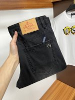 普拉达 2025Ss蛇年夏季贺岁款牛仔裤。原单1:1制作，日常必备的完美之选，简单大气亦时尚有型，定制进口丹宁面料 ，重工洗水工艺，做工复杂工艺精湛。轻松迎合四