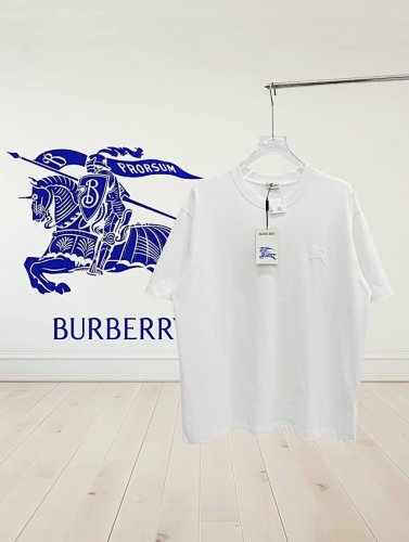 高版本] Burberry巴宝莉 25Ss 后背圆圈战马发泡印花短袖T恤 选用洗水精梳全棉32支280G面料 背部植绒印花灵感来自 20 世纪上半叶的品牌典藏目