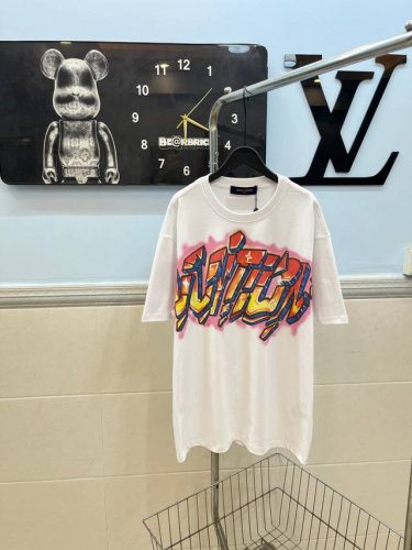 款号169 Louis Vuitton Lv路易威登火焰涂鸦字母圆领短袖 采用280G纯棉双纱面料 上身舒适柔软 透气性强 前片采用数码直喷工艺 上身高端百搭