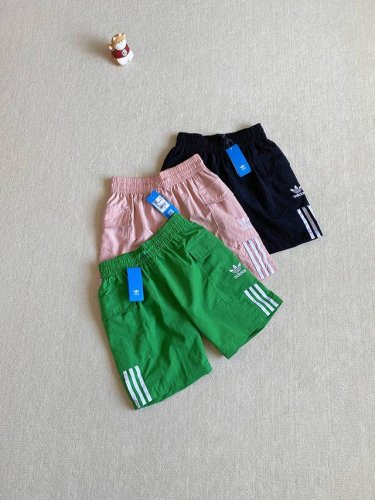 暴躁秒杀！夏季超爆单品！！！ Adidas 阿迪达斯 情侣款运动训练短裤。 官网代G 同步在售 注重功能需求的专业训练慢跑设计， 复古传统运动装， 上身休闲感十