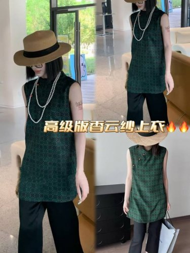 上衣 高级感国风盘扣复古连衣裙马甲 墨绿色提花 纹理精致细腻 低调间尽显奢华 中式立领设计 勾勒优雅脖颈线条 单穿叠搭皆出彩 为你解锁独特魅力 Smlxl