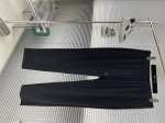 loro Piana 以威尼斯运河的流动韵律为灵感，将运动功能性与意大利高定剪裁哲学交融。腰部采用原身布一体成型松紧系统，通过0.1Mm激光切割技术实现无痕收束