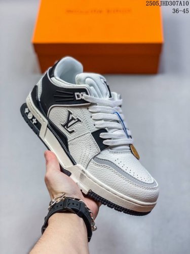 lv Skate Sneaker 路易威登 2025年新款运动板鞋 蛇年限定 春夏秀场初次亮相，此次以粒面牛皮革焕新呈现。加垫鞋领和鞋舌援引滑板鞋设计，科技鞋带