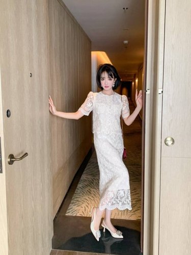 爆款推荐，钉珠单排扣蕾丝纱绣花上衣修身半身裙套装女两件套 现货 Smlxl