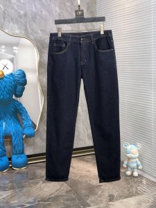 普拉达。2025春夏高级时装感，超柔牛仔面料 , 浅色洗水牛仔裤。 面料很特殊，超细精仿棉纱混纺，超柔舒适感。 具备牛仔随性感 ,休闲感 ,6亦有轻松感 ,时尚