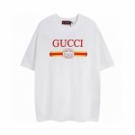 gucci 橙条空G印花短袖 采用24S特纺紧密棉面料，克重280G。正面饰以Gu织带印花，采用渗透印花结合荧光防迁移工艺制作，是一种复杂的印花技术。印花色浆中
