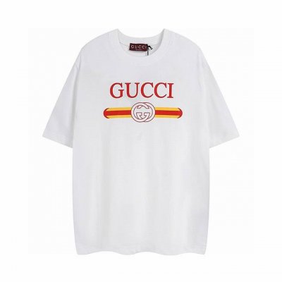 gucci 橙条空G印花短袖 采用24S特纺紧密棉面料，克重280G。正面饰以Gu织带印花，采用渗透印花结合荧光防迁移工艺制作，是一种复杂的印花技术。印花色浆中