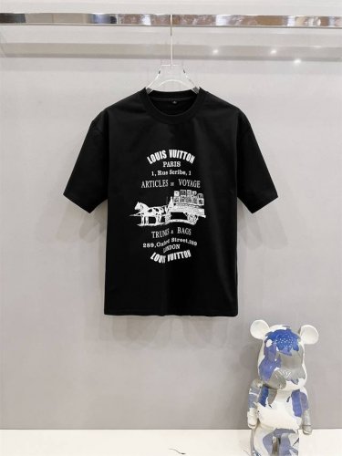 lv驴家高定面料 2025春夏新品上市时尚经典圆领短袖时尚单品设计，更加时尚舒适，高标准定制，上身非常有型，采用重磅280G双纱精梳棉材质 面料质感非常细腻，细