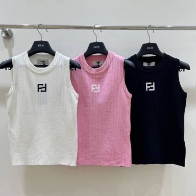 P250 Fendi＆芬迪 坑条纹针织背心，面料柔软舒适，双Flogo尽显时尚魅力，简约不失格调，优雅女装首选。三码三色现货供应
