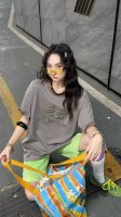 Balenciaga巴黎世家胸前银色钢印高级灰短袖T恤 不能错过的高级灰全身泼墨太太太好看！！ 银色的浮雕钢印Logo 细节控狠狠爱了～ 咖啡色领口温柔甜美乖乖