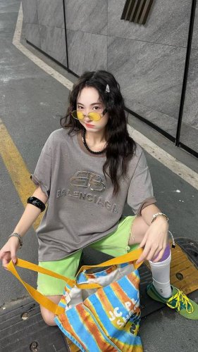 Balenciaga巴黎世家胸前银色钢印高级灰短袖T恤 不能错过的高级灰全身泼墨太太太好看！！ 银色的浮雕钢印Logo 细节控狠狠爱了～ 咖啡色领口温柔甜美乖乖