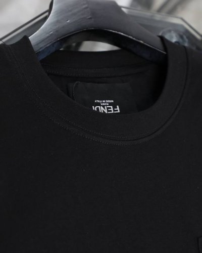细节图# Fendi 芬迪 2025款高级刺绣拉链口袋贴饰短袖圆领T恤 无论是日常穿搭还是参加派对，这款芬迪短袖都能展示出您的时尚品味和个性。这款短袖具有舒适的