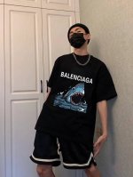 balenciaga巴黎世家鲨鱼短袖半袖T恤 采用260G双纱100%新疆精梳纯棉面料 采用过肩拉条工艺，百洗不变形！ -采用高端印花，百洗不开裂！ 宽松版型，