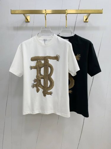 ss巴宝莉纯棉最新面料经典标识图案Logo时尚简约潮流短袖，最顶级的品质专柜原单短袖，顶级制作工艺进口面料，专柜款独特设计，采用进口高端订制面料。官网在售！面料