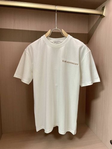 p260 givenchy/纪梵希蛇年限定男士短袖T恤圆领纯棉签名印花经典剪裁新款 同步官网发售！从高定走向高街的Gv，俘获大量年轻人的心，经典、时髦、高贵，一