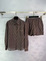 fend*粉色和棕色满印套装，上衣长袖设计，短裤舒适有弹性。面料柔软，适合四季穿着。经典老花图案，时尚百搭。适合日常休闲或居家。2色3码Sml 。T226B
