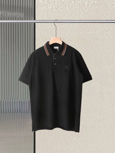 顶级版本 巴宝莉 Burberry 2025春夏季新款 翻领战马刺绣短袖Polo衫男女同款！ 领子融入品牌经典条纹撞色设计，左胸战马刺绣，简约大气细节感超满，采