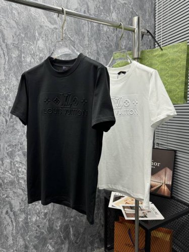lv 顶级货品 2025春夏新款首发专柜最新款短袖圆领T恤 微阔版型 高端订制 设计前卫时尚！品牌Logo重工艺设计 高端定制280克高克重面料.手感柔软.穿着