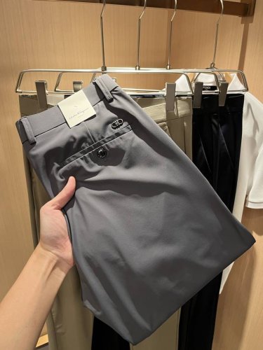 ferraga*Mo菲拉*慕2025春夏新款男款休闲小直筒西裤， 原单品质，原单品质高端时尚休闲水洗原版西裤面料！后腰金属菲拉格慕Logo标识，原单代工厂P渠道