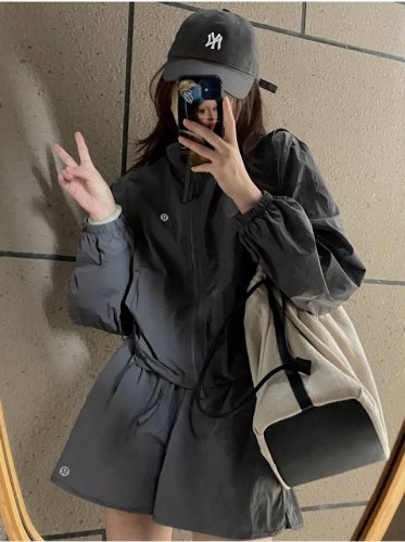 露露Lululemon 套装 这款防晒冲锋衣骑行服套装女夏季轻薄透气速干短裤两件套 简直是女性夏日衣橱的必备宝藏 从专业角度来看 其面料的轻薄程度令人惊叹 宛如