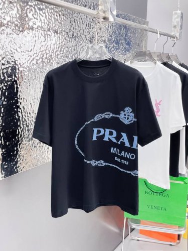 pra* 顶级货品2025春夏新款首发专柜最新款短袖圆领T恤 高端订制 设计前卫时尚！品牌Logo重工艺设计 高端定制260克面料.手感柔软.穿着舒适.专柜级别