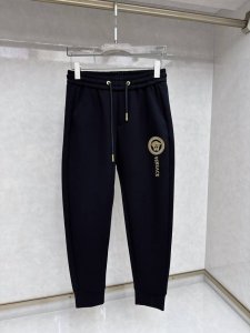 范思哲 2025春夏新款休闲裤！官网同步发售。品牌经典Logo休闲裤，定制面料，舒适度极好，手触感： 烈。辦识度极高，完美品相工艺。尺码M-3Xl