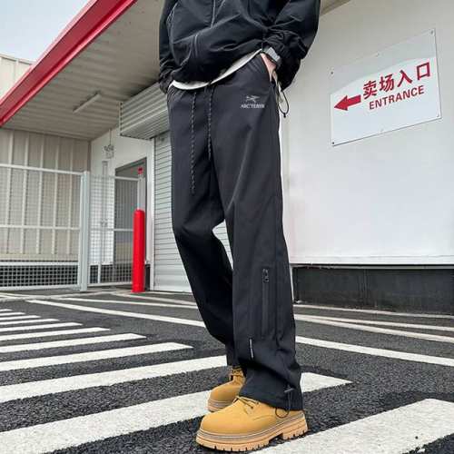 上新 Arc'teryx 始祖鸟海外户外防水冲锋裤，男女同款休闲裤，今年流行的面料，小红书主播推荐，上身质感满满，版型立体，完美修饰腿型，可随意日常搭配，不费劲