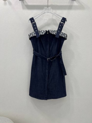 Dio*25新款露肩设计吊带牛仔连衣裙 减龄青春感必入单品 以蓝色牛仔布匠心打造 胸前卷边露出品牌经典老花提花面料 令时尚造型更加精致简洁廓形流露复古格调 主要