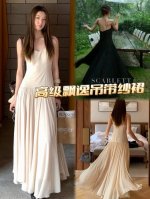 高级版主推 法式高级感优雅度假风气质连衣裙 简约V领勾勒柔美颈部线条 无袖设计展露纤细手臂 高腰褶裙灵动飘逸 行走间摇曳生姿 面料亲肤舒适 适配多种场合 两色