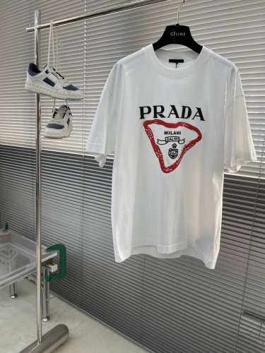 prad 2025新款立体硅胶T恤 三角元素图案 唤醒新意 十足的高级感 双层螺纹领口 肩部通肩压条 280G纯棉面料 男女同款 码数：S-Xxl S码衣长73