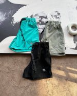 上新 descente 迪桑特休闲运动速干短裤 特殊混纺 两种纱线分开染色 呈现效果 既耐磨又洋气 面料经过磨毛处理 手感柔软 还做了4级抗起球处理 日常穿着不