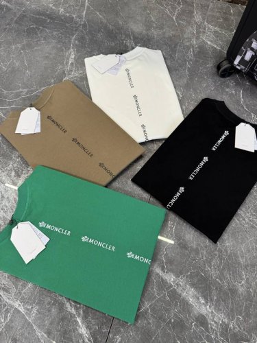 Moncler 25Ss夏季T恤新品！袖口位置经典小帽子搭配.立体精致工艺高端.后背采用品牌字母叠加形成一条大椎线迹.十分有魅力的一款T恤.采用最新 G纯棉面料