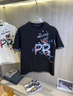p230 Prada普拉达 2025Ss春夏高品质纯棉短袖T恤【手绘款】原单品质，最新流行工艺要求，顶级订单要求车线做工，超级好搭配，顶级定制，搭配整件细节 ，