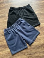 lacoste法国鳄鱼男装25春季新款时尚休闲纯棉运动五分卫裤 Gh2221 是一款兼具品牌辨识度和实用性的单品。 经典品牌元素 口袋下方的小鳄鱼标志是Laco
