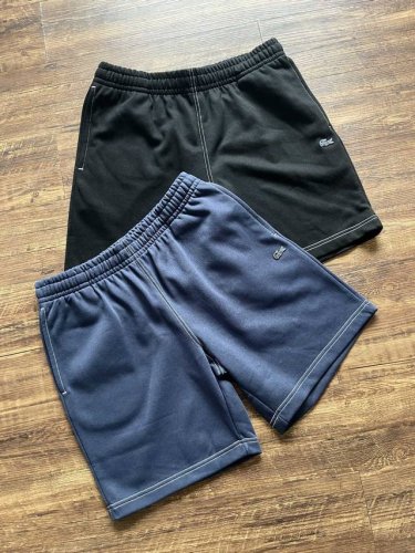 lacoste法国鳄鱼男装25春季新款时尚休闲纯棉运动五分卫裤 Gh2221 是一款兼具品牌辨识度和实用性的单品。 经典品牌元素 口袋下方的小鳄鱼标志是Laco