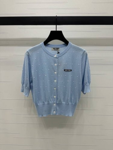 上新原单高端品质 Miumi*2025春夏最新系列 波点针织圆领短袖开衫 定制羊毛针织材质 质感十足 圆领针织短袖开衫剪裁 通体定位分布波点图案配合单侧字母徽标