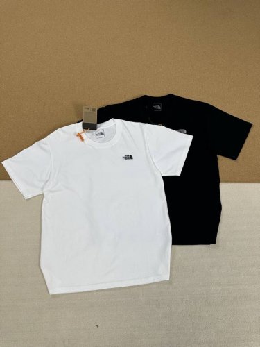 北面 The North Face 柜子同步胸口贴布绣小标短袖T恤 情侣款 颜色 黑色 白色 尺码 M-3Xl 小红书热门爆款 明星网红同款穿搭 男女日常通勤穿