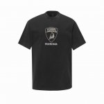 Balenciaga巴黎 X Lamborghini Fall25Ss联名系列徽章盾牌洗水短袖 该系列的亮点之一是全新的兰博基尼合作，从传统的联名图案T恤 印有