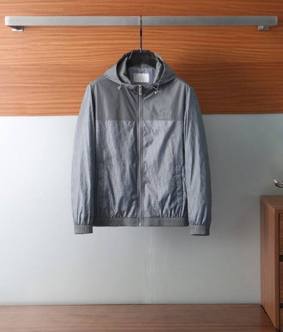 Dio&迪奥2025Ss新款连帽夹克外套。采用定制防风防雨夹克面料，透气有型，软糯亲肤抗皱，整片面料印上立体品牌图案，时尚大气上档次；胸前饰以品牌字母Logo，