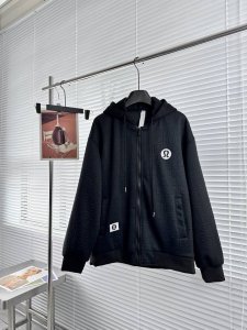 新款上新 露露超火小标印章系列开衫帽衫 走出街简直无敌 版型采用了宽松版型 包容性很强 单件用料成本极高 细腻柔软质感十足 时尚的你一定不要错过这一款 辅料齐全