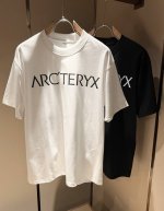 arcter*X始*祖鸟 2025春夏新款男女同款短袖T恤户外品牌可能大家第一想到的就是加拿大鹅、始祖鸟。给人一种标签试的感觉！除了在款式设计上颇有造诣之外，最