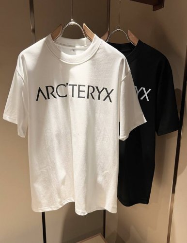 arcter*X始*祖鸟 2025春夏新款男女同款短袖T恤户外品牌可能大家第一想到的就是加拿大鹅、始祖鸟。给人一种标签试的感觉！除了在款式设计上颇有造诣之外，最