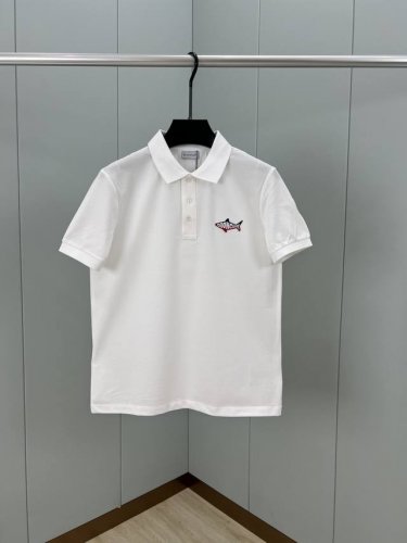 moncler 25春夏新品鲨鱼刺绣标识Polo衫，这款Polo设计灵感来源于海洋，点缀鲨鱼造型刺绣标识，领口饰有珍珠母贝纽扣开合，左袖饰有经典毡艺刺绣章仔徽标