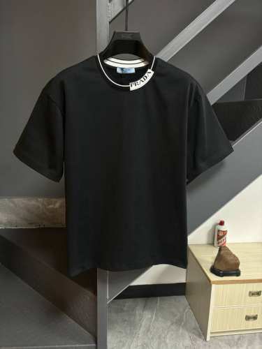 prada 普拉达25S新款情侣圆领T恤！胸前新款3D立体刺绣.260G甄选100%纯棉质感.棉质饱满富有弹性.秉持着对细节追求 图案也是经典！饱满清晰有质感.
