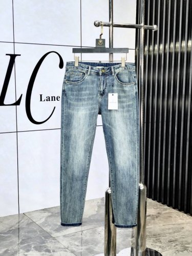 Dior。官网专柜同步发售，2025Ss春夏新品男士休闲牛仔裤，原单品质，专柜定制原版牛仔面料，Logo图案设计，B裤身原版五金辅料装饰，立体清晰，效果逼真，C
