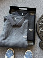 专柜顶级无痕 人气爆款 prada 普拉达小仆人公文包专柜新品无痕锦氨短袖polo衫 恒隆在售万元级 款号 2312 普拉达家今年最新研发冰氧液氨锦氨棉面料 表