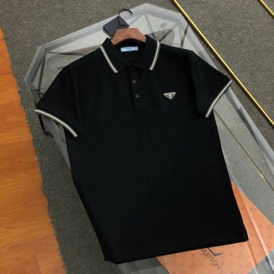 prada普拉达2025新款三角金属标翻领Polo衫 原版面料高版本高品质 网红明星同款 50支双股珠地棉面料 定制三角品牌金属标工艺 透气环保同时色泽很正 面