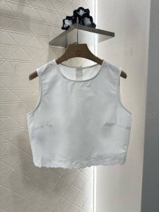 miumi*2025新品上架 绣花花边背心短裙套装 定制Yb斜纹全棉材质 多重水洗工艺 成衣柔软亲肤 不易串色 短款背心上衣高腰短裙套装 上衣胸前饰以字母元素点