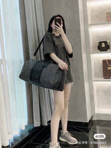 lv Keepall 灰拼黑旅行袋 区别于经典的Lv老花设计，采用了黑色老花拼接的感觉，视觉上给人一种冲击感 并且黑色拼接又有非常强的时尚感，Keep All作